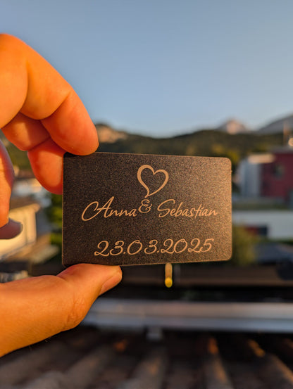 Metall-Wallet-Card in der Hand gehalten