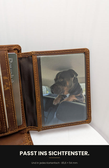 Passt ins Sichtfenster jeder Brieftasche