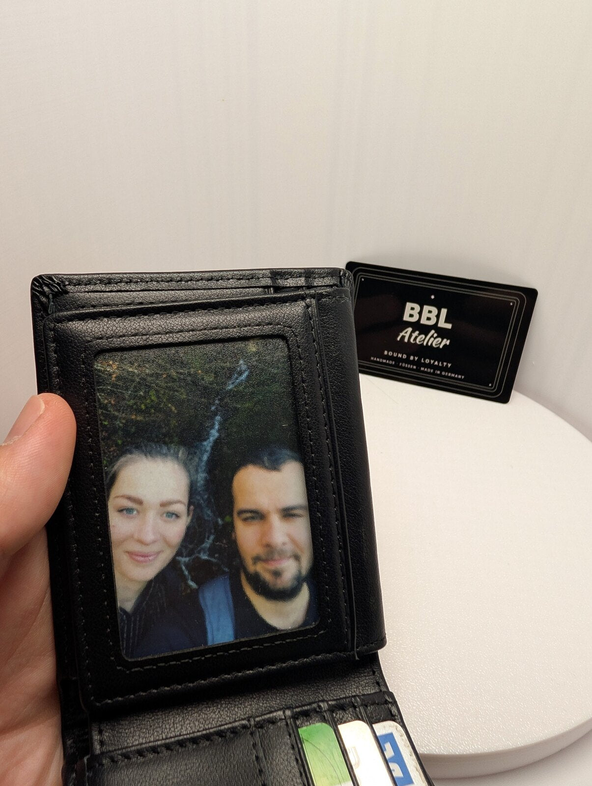 Fotokarte aus Metall in der Hand