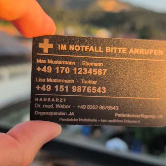SOS-Karte aus eloxiertem Metall im Portemonnaie