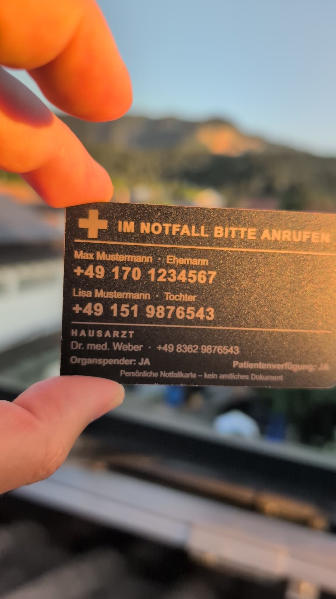 SOS-Karte aus eloxiertem Metall im Portemonnaie