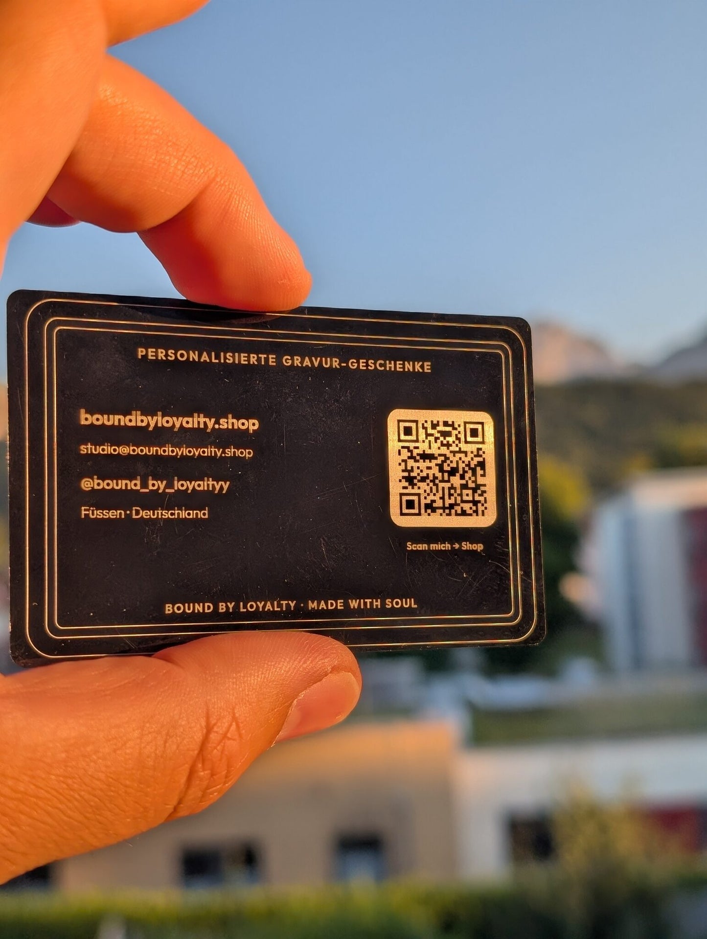 Rueckseite der Metall-Visitenkarte mit QR-Code