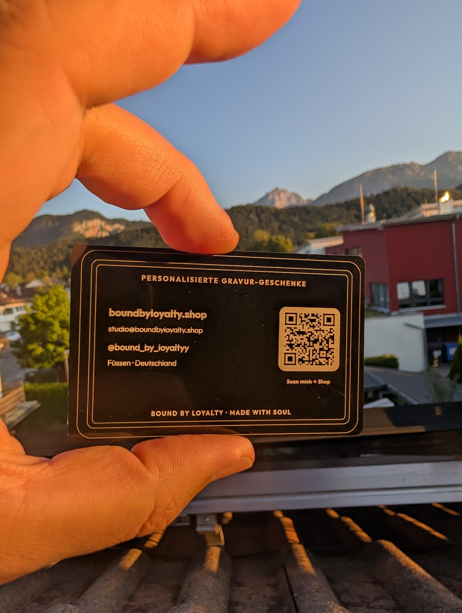 Metall-Visitenkarte mit QR-Code in der Hand
